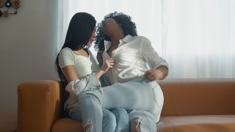 SweetheartVideo: Belezas lésbicas 20 Cena 1: Deslumbrantes lésbicas anseiam por buceta