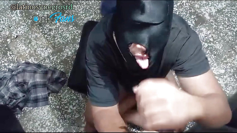 Dominicano: Le chupo la enorme polla negra de mi amigo y...