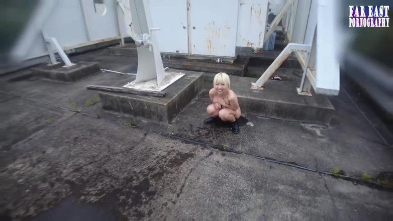 Far East pornography: Splashy Play z blond piękną zaciekającą się w Wicked Wet...