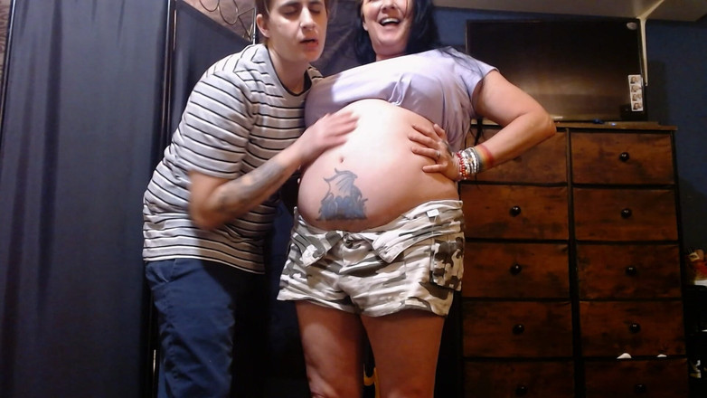 Abby Anna: Burtă mare gravidă se freacă, masând lesbiene
