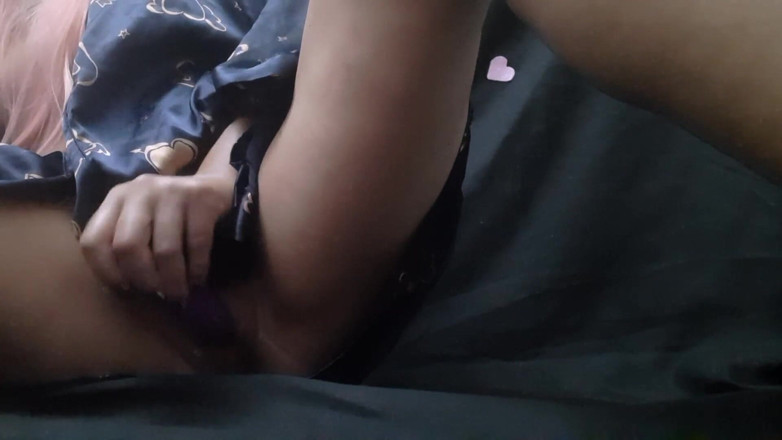 Intim media: Sexy MILF is so horny she plays with her pussy