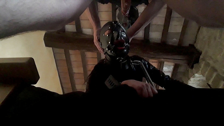 LauraOnHeels: Laura xxx amateurmodel 2021 vastgebonden aan een machine en in de...