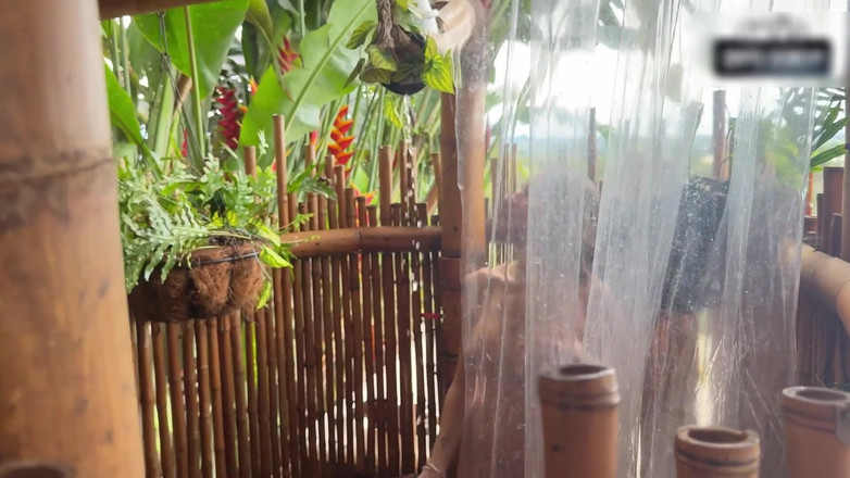 abbylove7: Mă spionează la duș! și m-a prins masturbându-mă.