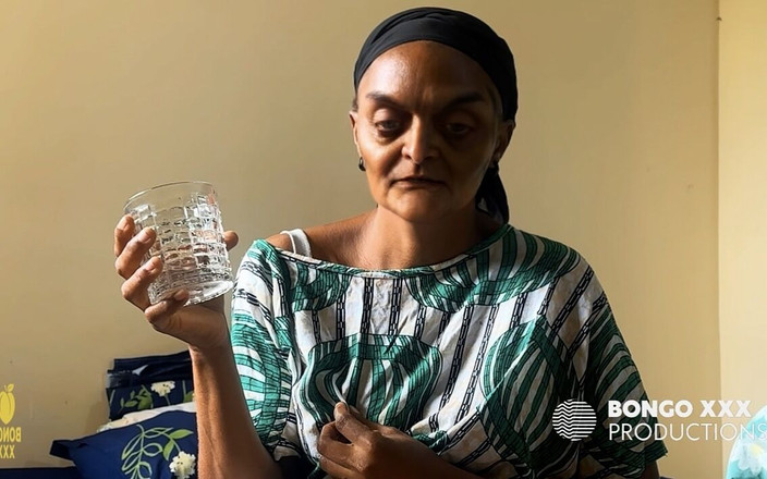 BongoXXX: 发现我的奶奶一边假装在看书一边玩弄她的阴户