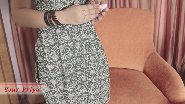 Your Priya: Hete meid Priya geniet van vibrator als de eigenaar hem...
