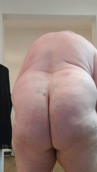 Karlchengeil: Вакуум-отсос, избиение ремнем, разбивание яиц это то, что мне нравится!