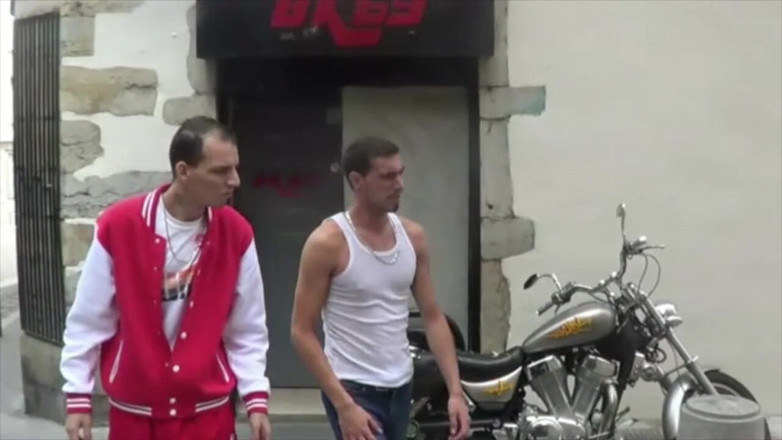 MEN BIG COCKS FUCKERS: Děvka saje XXL ptáka s čichajícími teniskami