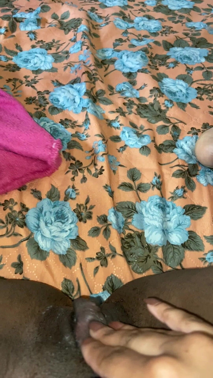 Pretinhagrelhuda: Masturbarme hasta correrme mientras veo mi película favorita