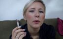 Smoke it bitch: Une jeune blonde avec un piercing entre les sourcils fume...