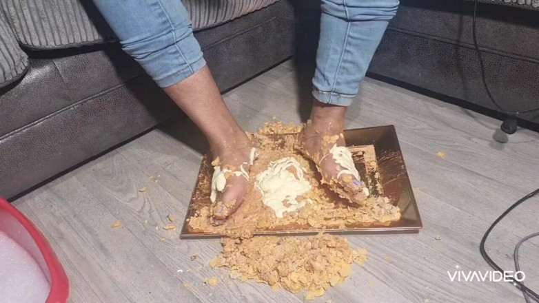 Simp to my ebony feet: feet food crush