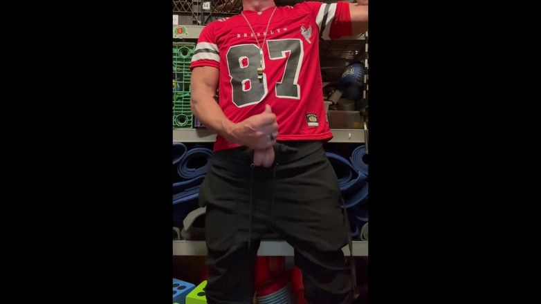 JockDad87: Jockdad87在球衣上喷了一堆标有87号的球衣。