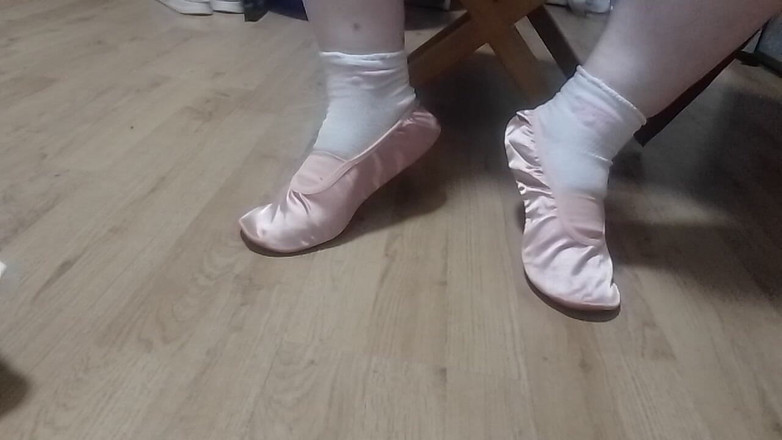 tammara big: Le mie prime pantofole da ginnastica con calzini bianchi