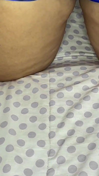 Eu gravo minha madrasta rabuda enquanto ela brinca na cama com leggings