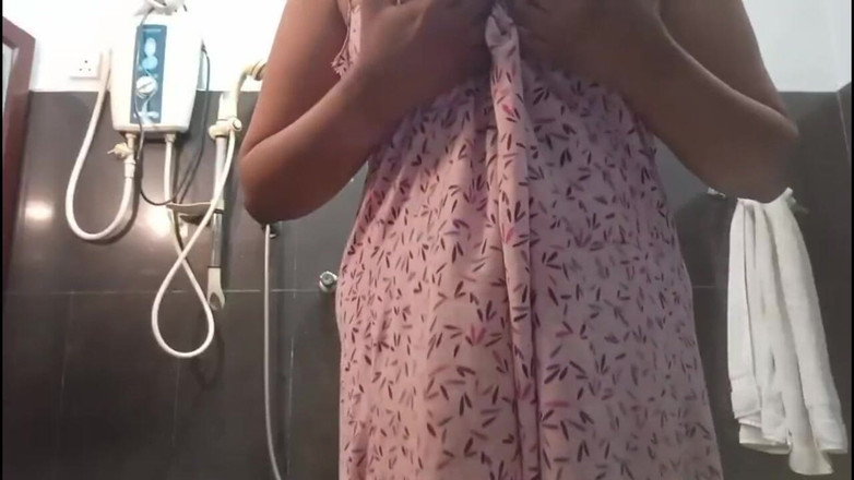 Anne White: Den berömda indiska skådespelerskan Anne musterbating i sängen med stora...