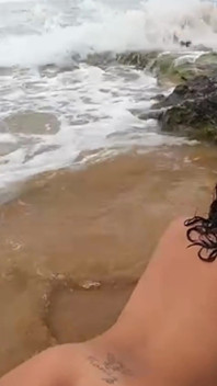 Peituda menina espanhola fodendo em uma praia enquanto você assiste