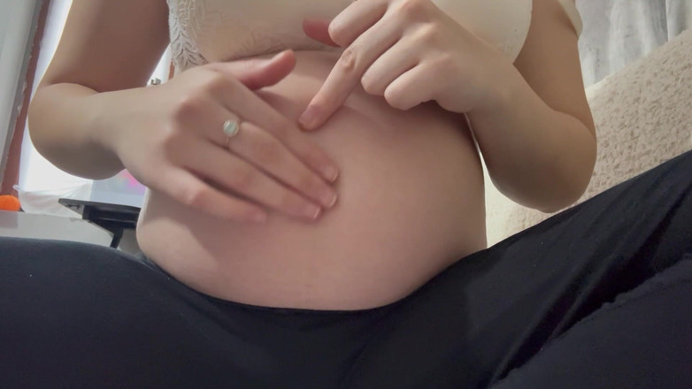 AmayaMori: Моя беременная сводная сестра играет с ее животом и применяет увлажняющий крем, затем намазывает его на ее живот