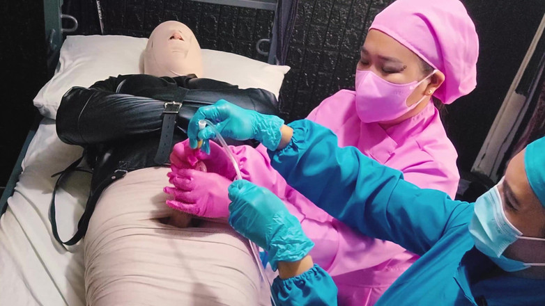 DominaFireOfficial: 2 परपीड़क नर्स लग के साथ गुलाम को तड़पा रही है