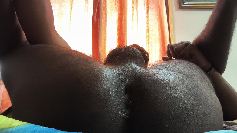 HornyHunk: Masukin timun ke lubang pantatku