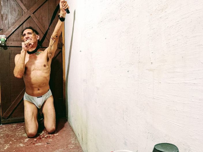 Raba erre elle: Raba Erre: Młody człowiek łamie zaklęcie czarowników pięknym orgazmem