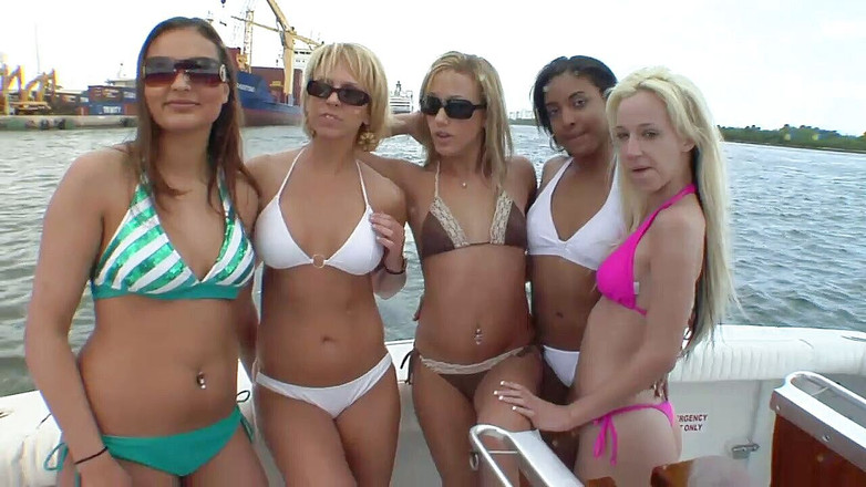 Hot Lesbians X: "Lesbiennes, soirée mouillée ! - Épisode 1"