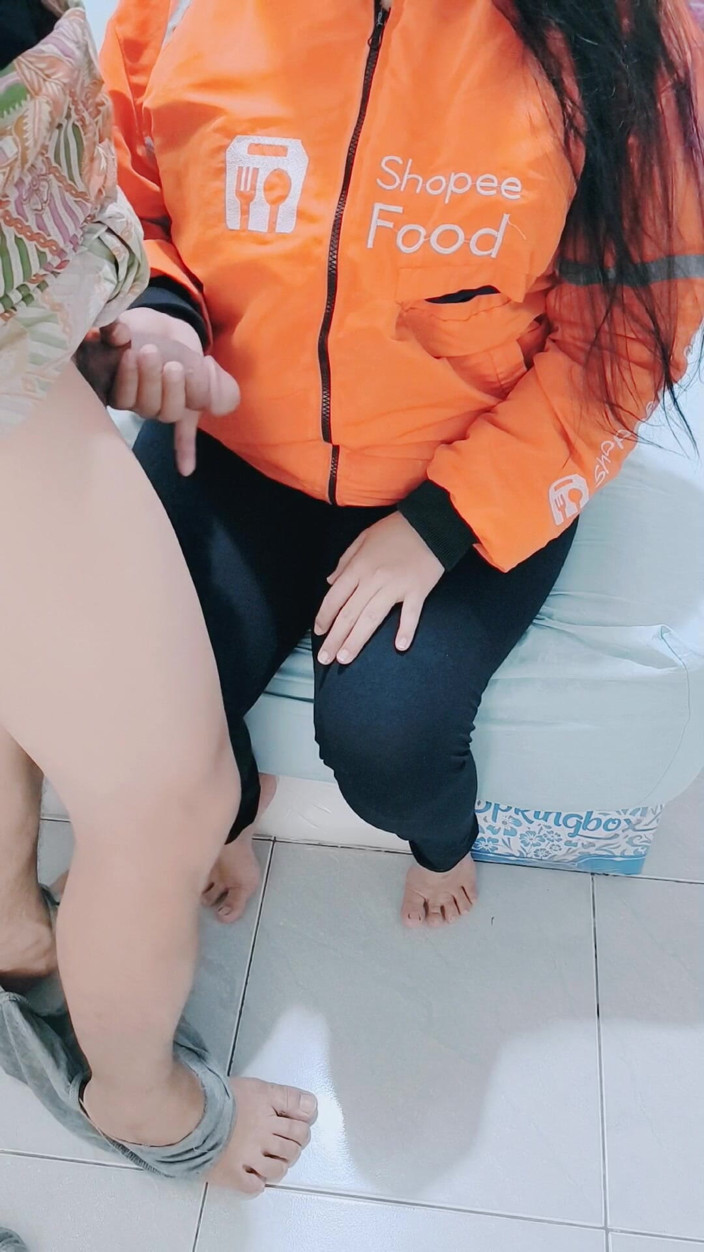 LadyBali: Delivering Orders Ends up Being with Customers