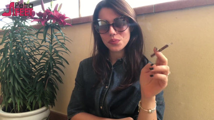 Smokin Fetish: She prefer outdoor smoking