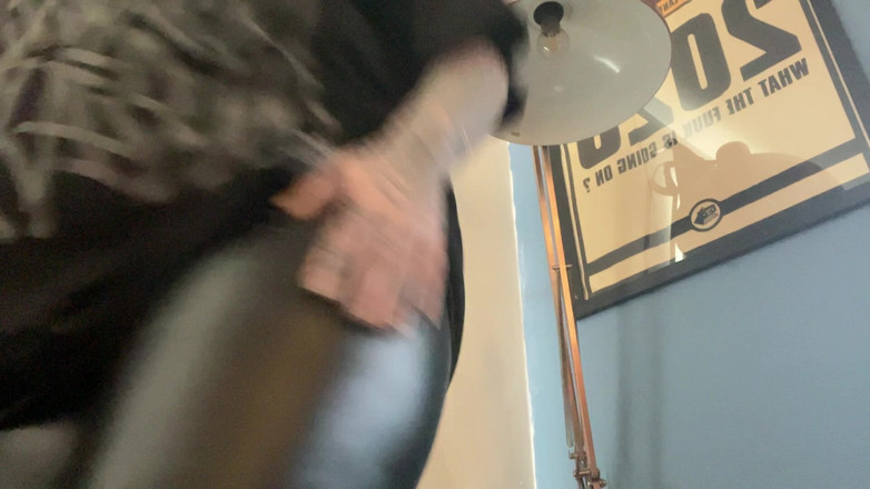 Miss Valentina: Distrugerea pantalonilor de piele cu venerare