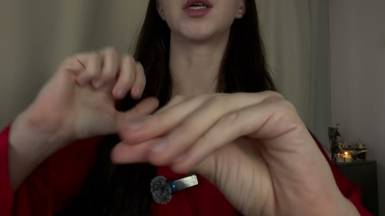 Skinny_lady69: ASMR mouvements lents de la main, en suçant votre stress...