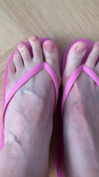 Show Feet in Flip Flops