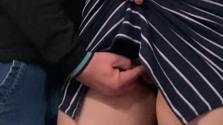 Niki studio: 地下鉄でドレスの下の見知らぬ人に私のアソコに触らせた