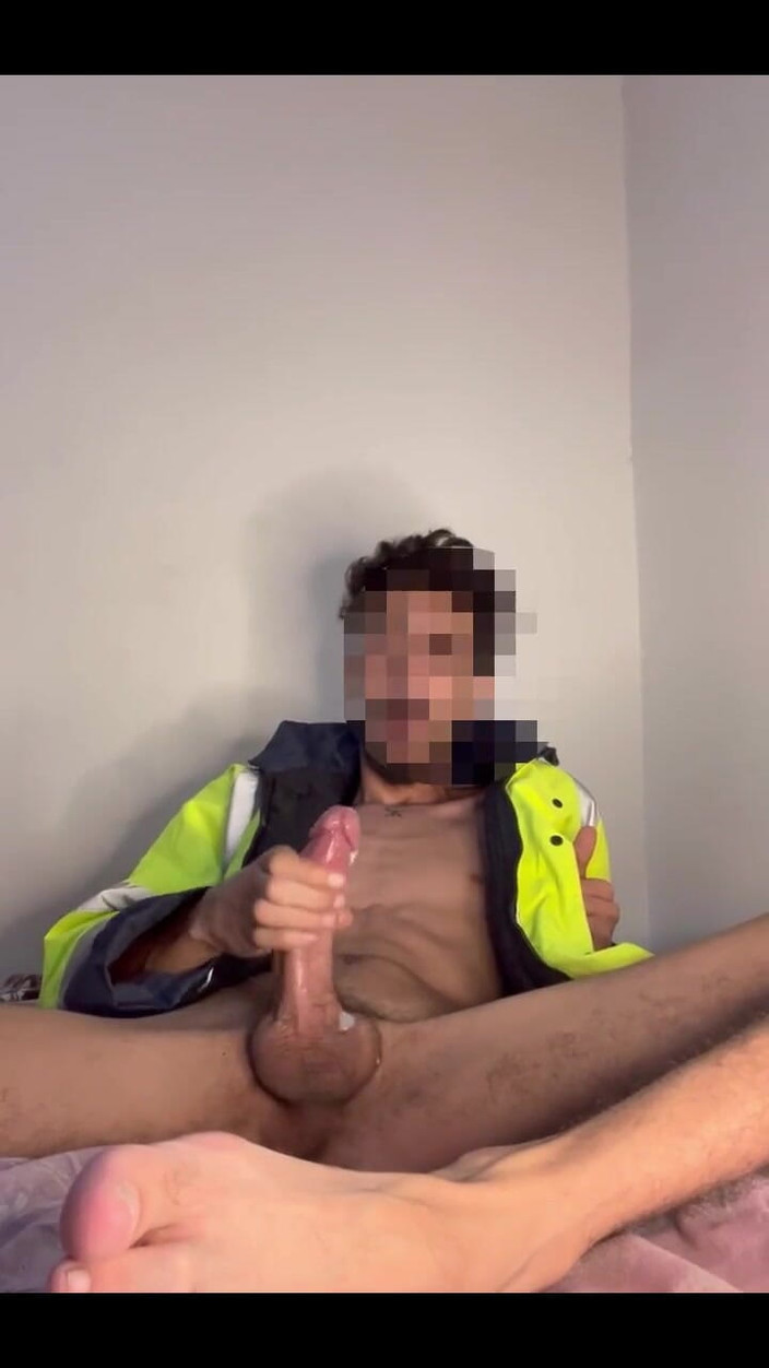 ARAB HUNG TWINK: Công nhân xây dựng vuốt ve con cu khổng lồ...