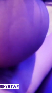 Busty Blonde Bimbo Dziwka Głębokie gardło i jebanie w pokoju hotelowym