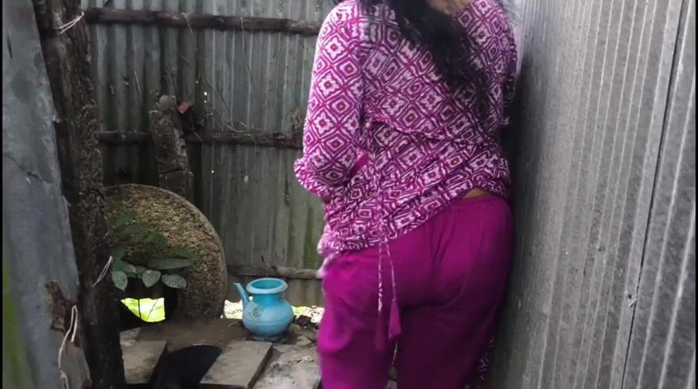 SAFI-SEXY: Aku ngeliat tanteku lagi kencing di kamar mandi sebelum aku...