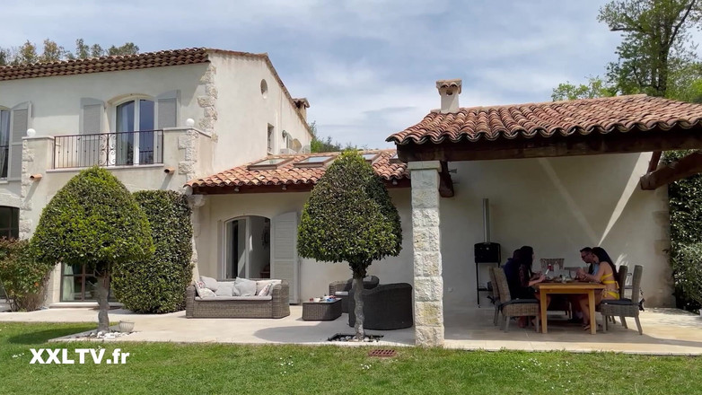 XXLTVFR: キッチンでのセックスブレイク