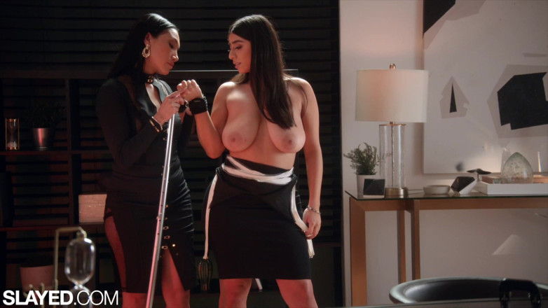 Slayed: Katleden Violet Myers büyük doğal göğüslerini Vicki Chase'e teslim ediyor