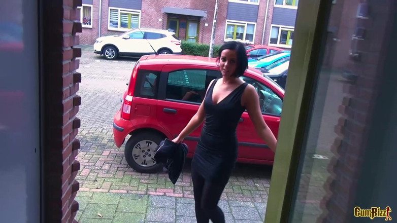 Black Monstercock Force: Nederlandse Goldigger zuigt grote zwarte lul voordat ze eruit wordt...