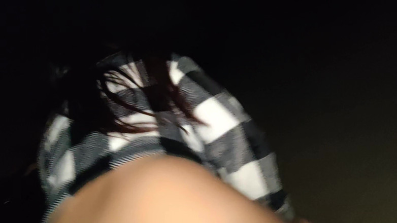 Miss Squirting: Seduce l'amica della matrigna e la riempie di sperma all'aperto.