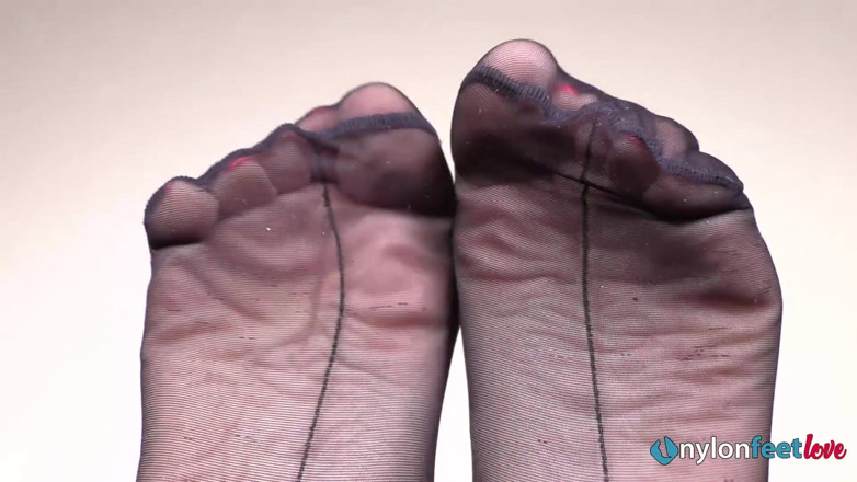 Best Nylon Feet Videos: Tattooed hottie smoking in her chair