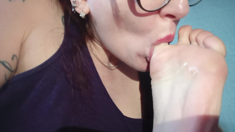 HellENXxOo: Nahaufnahme zehen lutschen (fußfetisch)