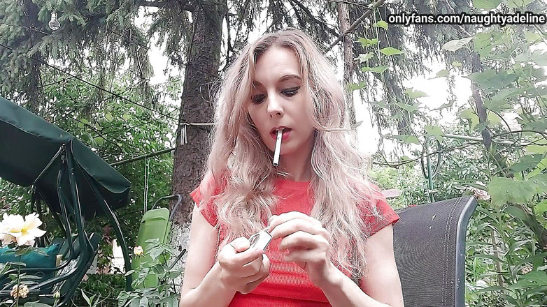 Naughty Adeline: 널 무시하고 오싹하고 담배를 피우다