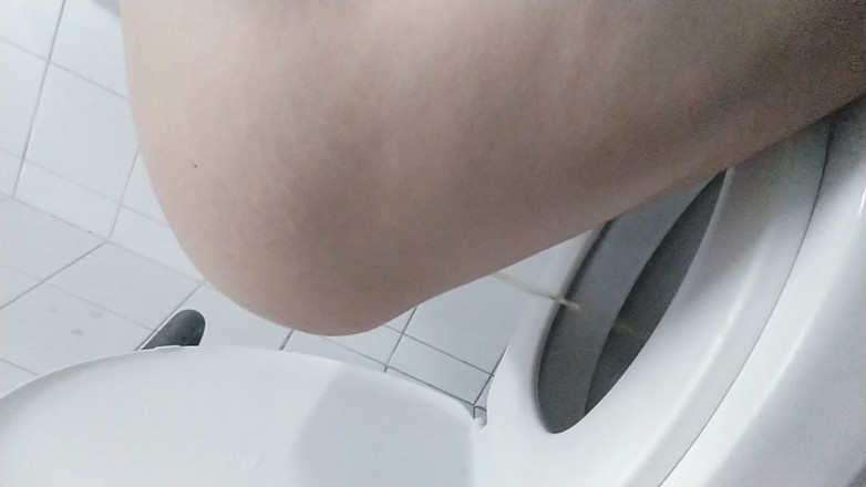 Ms Candy Bunny: Pișându-se într-o baie publică