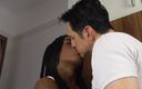 Solo Austria: Cô gái da đen tôn sùng hôn nhau