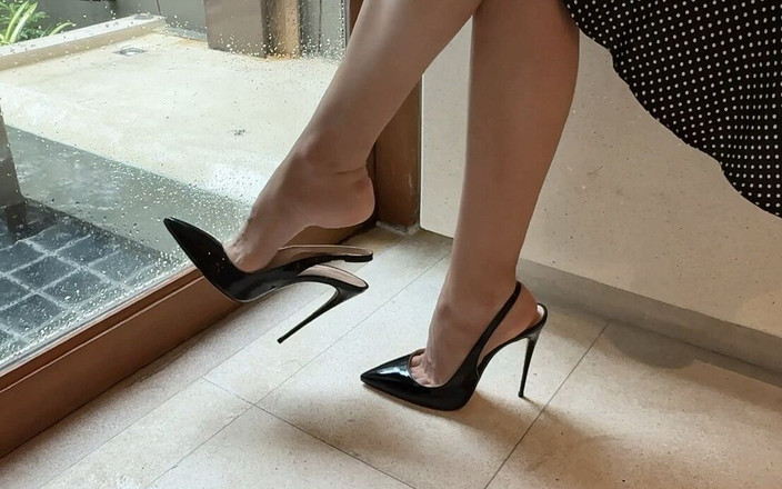 Julia domaina: 黑色经典的高跟鞋，没有背部，12厘米高跟鞋在我身上和热带别墅里
