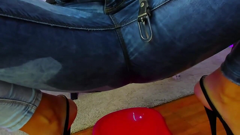 Adele Amber: ジーンズにおしっこをする