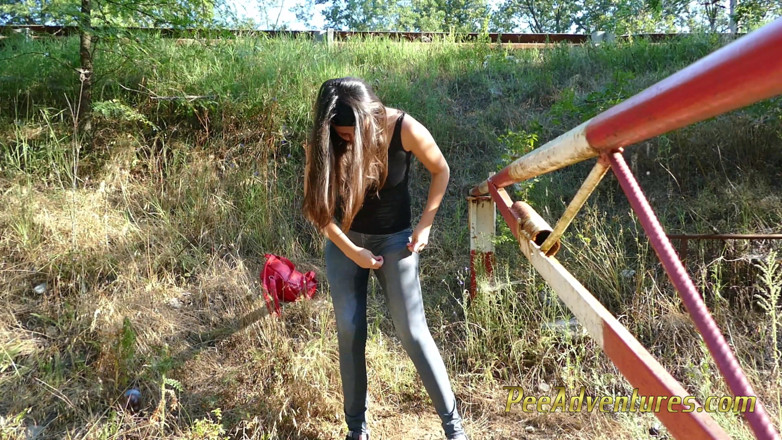 Pee Adventures: Énorme pipi au bord de la route