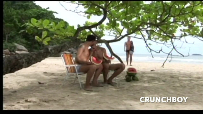 Gaybareback: 若いラテン系がビーチで二人の男に犯される