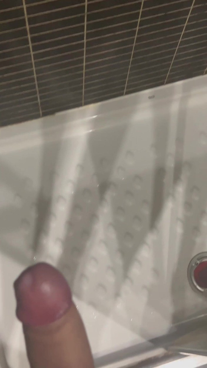 XLNicoo: Bermain Dengan Pantat Saya Berakhir Dengan Cumshot Di Kamar Mandi