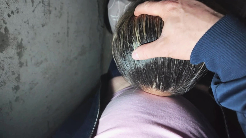 Alex e Bianca: Mój sąsiad dzwoni do drzwi i prosi mnie o pomoc ......