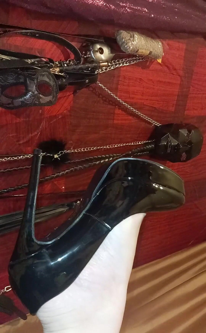 Dominatrix Redsonyja: अपनी जीभ को अच्छी तरह से चिपकाने के लिए तैयार हो जाओ, क्योंकि ये ऊँची एड़ी के जूते केवल आपके लिए उन्हें चाटने और अंतिम कार्य के रूप में हैं