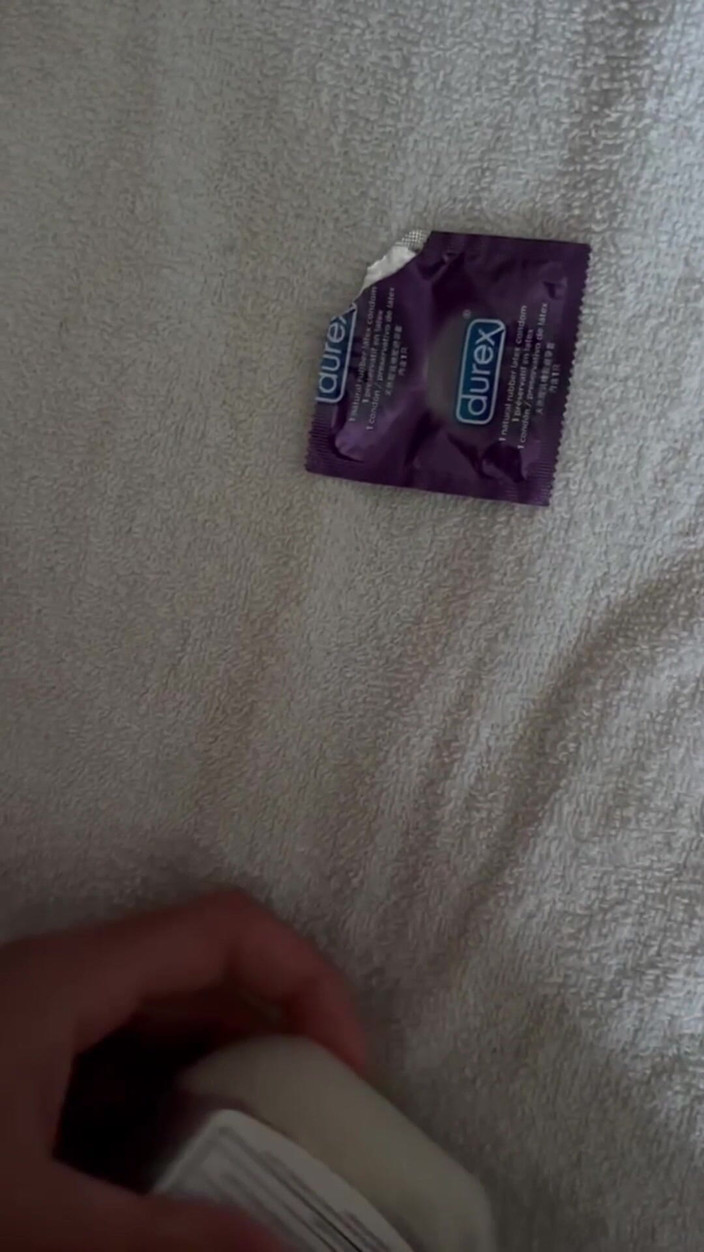 Gay Soldier Stuff: 후장을 채우기 위해 콘돔을 쓴 장난감으로 전체 유니폼을 벗어!